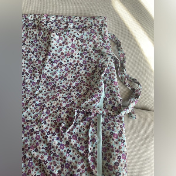 Aritzia flowery skirt - Picture 2 of 9